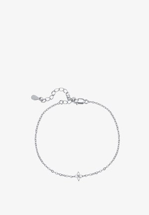 Bracelet en chaîne argentée avec un petit charme en forme d'étoile orné de pierres claires. Fermeture réglable avec une chaîne d'extension pour la taille.