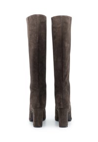 Stivali al ginocchio in suede marrone con tacco spesso, caratterizzati da una superficie liscia e linee pulite, progettati per seguire la forma del polpaccio.