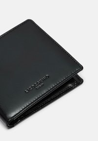 Schwarze Lederbrieftasche mit glatter Textur, abgerundeter Ecke und geprägtem Logo. Das Design ist minimalistisch und elegant.