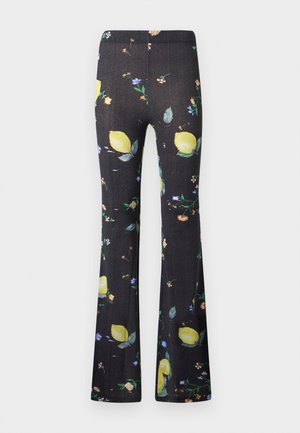 Černé rozšířené kalhoty s barevným vzorem citronů a malých květin rozptýlených po celé látce.