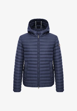 Giacca trapuntata leggera blu navy con cappuccio, cerniera frontale, tasche laterali e polsini elasticizzati, mostrata su sfondo bianco.