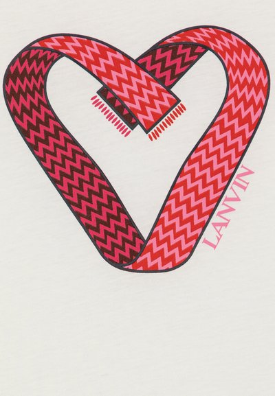 T-shirt με σχέδιο καρδιάς φτιαγμένο από πλεγμένα κορδόνια με ζιγκ ζαγκ μοτίβο σε αποχρώσεις κόκκινου και ροζ σε λευκό φόντο; περιλαμβάνει το κείμενο "LANVIN".