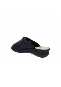 Zoccolo blu navy in pelle liscia, con punta arrotondata e soletta imbottita. Presenta una suola in gomma nera testurizzata.