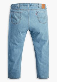 Helle blaue Denim-Jeans mit geradem Beindesign, fünf Taschen, sichtbaren Nähten und einem Leder-Label-Patch am hinteren Bund.