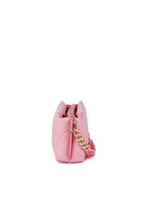 Bolso de piel sintética rosa con un diseño geométrico, que cuenta con un asa de cadena dorada y un cierre con cremallera. Textura suave y forma definida.
