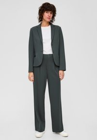 s.Oliver REGULAR MIT FALTE - Stoffhose - olivgrün