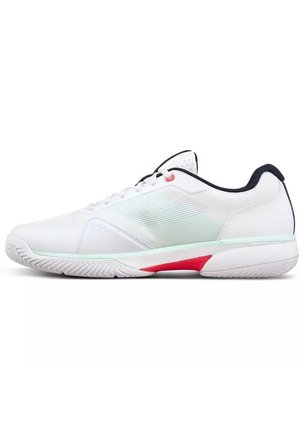 Witte lage sportschoen met zwarte voering, rode accent op de zool en een gestructureerde zool voor grip, gezien vanaf de buitenkant.