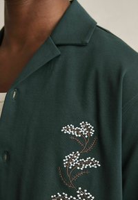 Reiss GOYA FLORAL EMBROIDERED  - Marškiniai - dark green