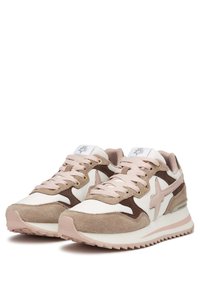 Zapatillas que combinan cuero blanco y ante marrón, con acentos rosas en los cordones y la suela, y un diseño de estrella en los costados.
