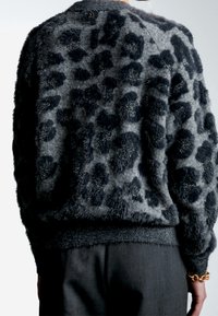 LOLA CASADEMUNT Stickad tröja - grey