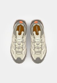Timberland Outdoor-Schuhe in Hellbeige und Grau, mit atmungsaktivem Obermaterial, strukturierten Akzenten, flachen Schnürsenkeln und Gummisohle mit Profil.