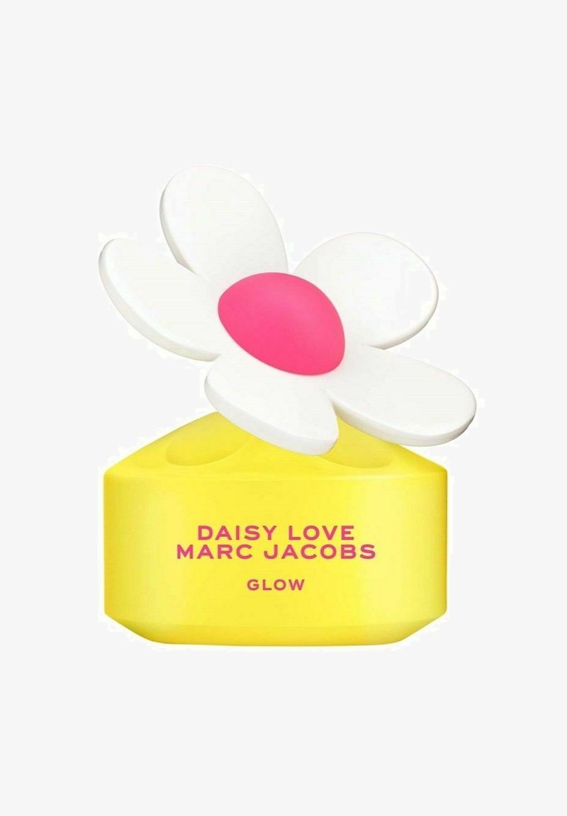 Daisy Love Marc Jacobs Glow parfumbutik, med en gul fyrkantig bas och en vit blomma på toppen med rosa mitt. Text i rosa färg.