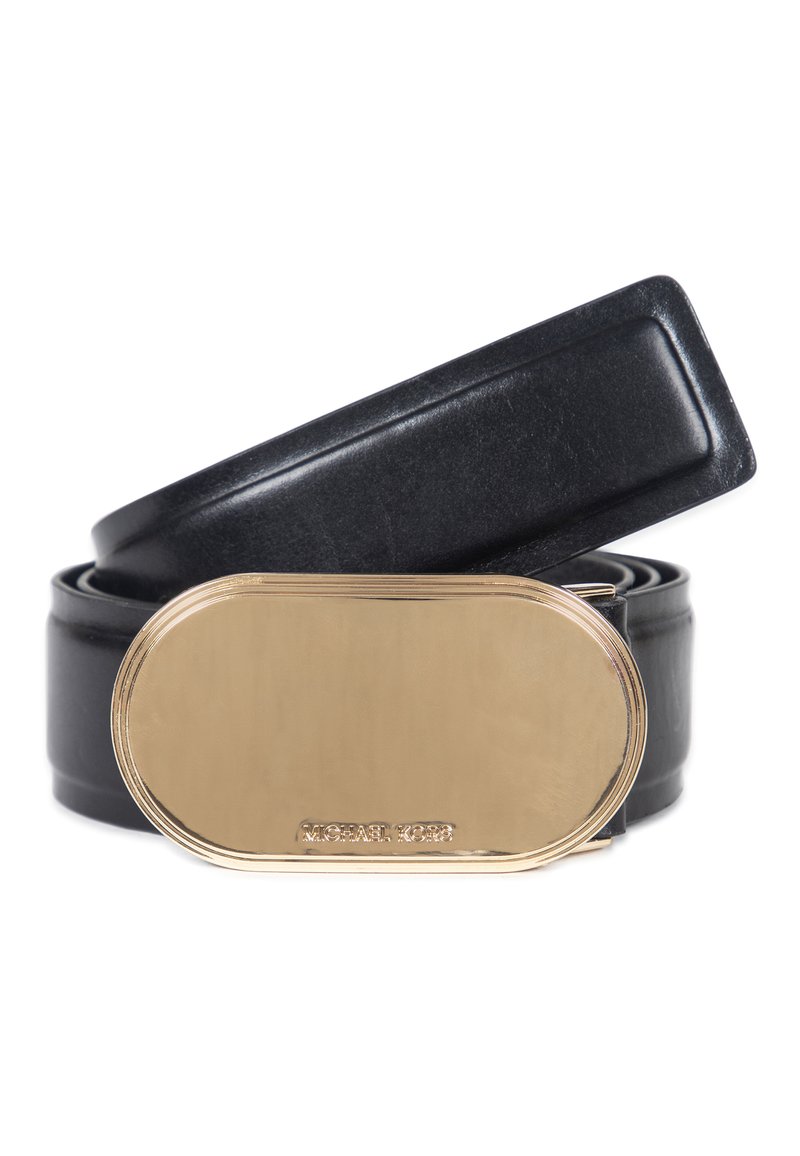 Ceinture en cuir noir avec une boucle en métal doré rectangulaire ornée d'un logo en relief. Texture lisse et design simple.