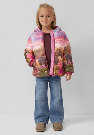 Geplüschte Jacke mit einem bunten Farbverlauf-Design, das Pferde und Blumen zeigt. Mit Kapuze, pinkem Reißverschluss und elastischen Bündchen. Kombiniert mit ausgestellt geschnittenen Jeans.