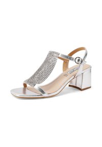 Sandal in argento con tacco alto, dotata di una larga fascia decorata con strass, finitura metallica e tacco a blocco quadrato. Rivestimento interno liscio.