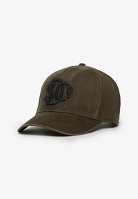 Casquette de baseball vert olive avec un logo brodé bleu marine, visière courbée et matériau texturé. Comprend un trou de ventilation en haut.