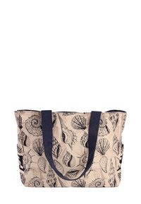 Sac fourre-tout en tissu beige avec des motifs en forme de coquille noire ; équipé de poignées bleu foncé et d'un design ouvert, idéal pour transporter divers objets.