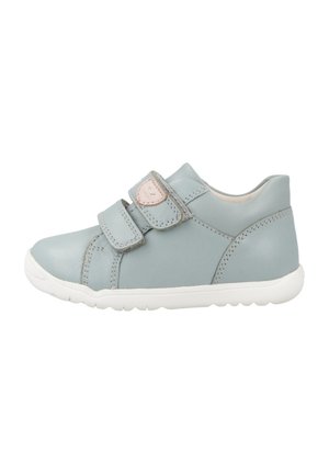 Zapato de cuero azul claro con doble correa de Velcro, punta redonda, suela de goma blanca, detalles cosidos y un pequeño parche con el logo en la correa.