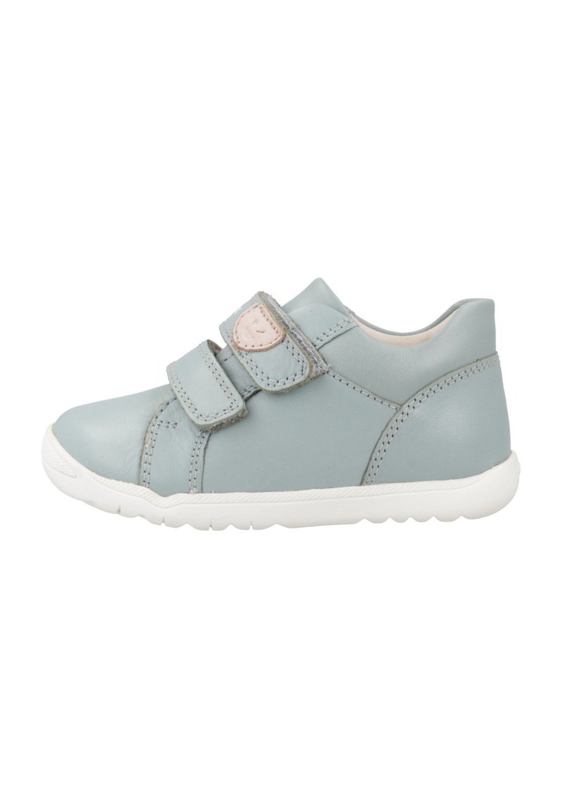 Chaussure en cuir bleu clair avec double bande Velcro, bout arrondi, semelle en caoutchouc blanche, accents cousus et un petit patch logo sur la bande.