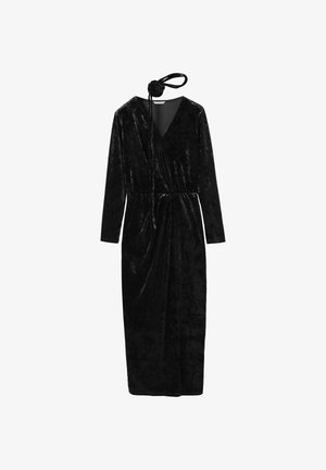 Črna žametna obleka z dolgimi rokavi, V-izrezom, gubanjem v pasu in nagrobnico iz vrtnice na vezavi. Dolga do tal z gladko teksturo.