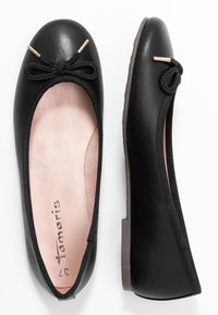 Svarta balettklackar med en slät läderöverdelfrans, rund tå och tunn tygkant. Har en mini rosett och ett guldaccent på tån.