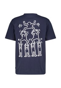 Camiseta de algodón azul marino con un estampado gráfico blanco que muestra dos figuras estilizadas apoyando a otra, todo contorneado con líneas gruesas.