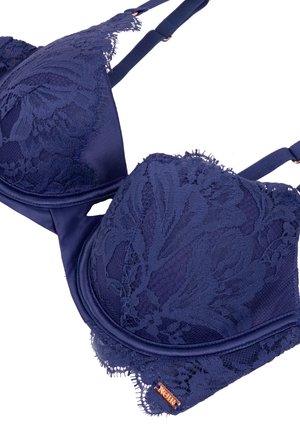 Navyblauer Spitzen-BH mit floralen Mustern, Satineinsätzen und verstellbaren Trägern, mit einem dekorativen Hardware-Detail.