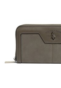 Szary skórzany portfel zapinany na zamek błyskawiczny z logo U.S. Polo Assn. oraz wytłoczonym emblematem jeźdzca z przodu.