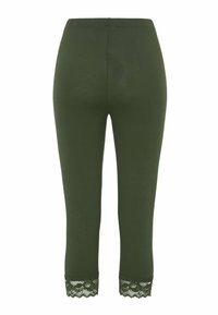 Olijfgroene leggings met een naadloze tailleband en decoratieve kantversiering aan de zoom, met een zachte textuur en een aangesloten ontwerp.