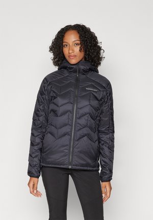 Schwarze gefütterte Jacke mit Kapuze, mit einem Zickzackmuster, Reißverschluss und elastischen Bündchen, aus leichtem, wasserabweisendem Material.