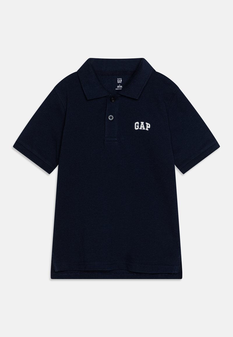 Námornícky modrá polo košeľa z bavlny s trojitou gombíkovou lištou a vyšitým logom "GAP" na ľavej hrudi. Krátke rukávy a plochý pletený golier.