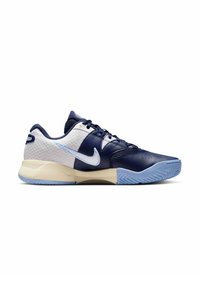 Sötétkék és fehér sportcipő, textúrázott felsőrésszel, sima bőrkiegészítőkkel, világoskék talppal és látható swoosh logóval.