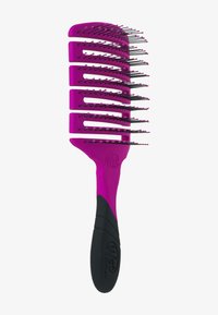 Paarse plastic kam met een gebogen ontwerp, verlengde zwarte haren en een getextureerd zwart handvat met een logo, voor het ontklitten van haar.