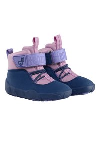 Roze en marineblauwe kinderlaarzen met een gestructureerde bovenkant, elastische veters, een verstelbare enkelband en een eenhoornafbeelding op de band.
