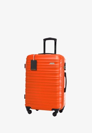 Hartschalenkoffer in leuchtendem Orange mit gerippter Textur, ausziehbarem schwarzen Griff und vier Rädern für Mobilität. Etikett angebracht.