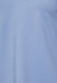 Světle modrá ribbová tkanina uspořádaná s vertikálními pruhy a hladkou strukturou, vhodná pro oděvní aplikace.