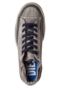 Baskets en toile grises avec un bout rond, des lacets bleu marine et une semelle intérieure bleue arborant le texte « DIESEL ». Tige texturée, semelle en caoutchouc, design minimaliste.