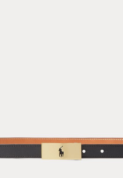 Czarny skórzany pasek z jasnobrązowym wnętrzem i prostokątną złotą klamrą z sylwetką gracza polo na środku.