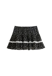 Falda negra con estampado de flores y diseño en capas, con pequeñas flores blancas. Presenta un borde de encaje blanco en el medio y una cintura elástica.
