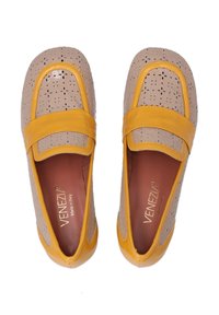 Beige perforerede læder loafers med gule accenter og en kontrasterende rem. Har en glat inderside og en flad sål.