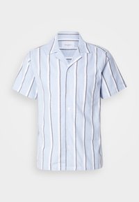 Chemise bleu clair à manches courtes avec boutons, rayures verticales noires et blanches et une poche poitrine.