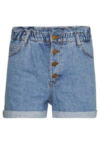 Shorts de mezclilla con un lavado azul claro, que cuentan con una cintura elástica, frontal de cinco botones y dobladillo enrollado. Dos bolsillos frontales visibles.