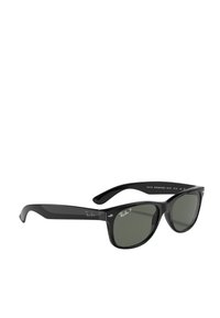 Occhiali da sole neri in plastica con lenti verdi, dal classico design rettangolare e con dettagli argentati sulle tempie. Logo Ray-Ban visibile.