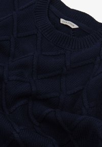 Maglione lavorato a maglia blu navy con un motivo geometrico testurizzato, dotato di un colletto girocollo a costine e un tessuto morbido e spesso. Etichetta visibile: "DAN JOHN."