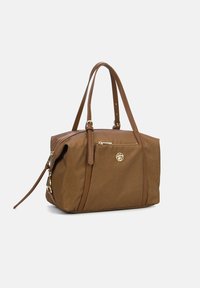 Borsa marrone con texture, dotata di manici doppi, chiusura con zip, tasca frontale e accento del logo dorato. Realizzata in pelle sintetica con una finitura liscia.