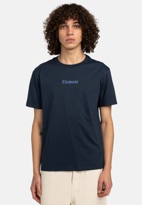 Dunkelblaues Baumwoll-T-Shirt mit kurzen Ärmeln und rundem Halsausschnitt, auf der Vorderseite mit dem Wort "Element" in hellblauem Text.