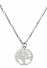 Collana con pendente a forma di albero della vita in argento su una catena a maglie. Il pendente presenta un intricato design di albero con un contorno circolare.