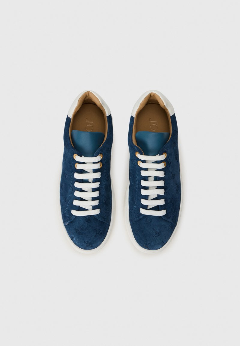 Ein Paar marineblaue Wildledersneaker mit weißen Schnürsenkeln und Sohlen sowie weißen Fersenpaneelen, von oben auf einem schlichten Hintergrund präsentiert.