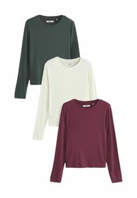 Tre langærmede ribbede t-shirts i mørkegrøn, hvid og burgunder. Hver har en rund halsudskæring og en tætsiddende silhuet.