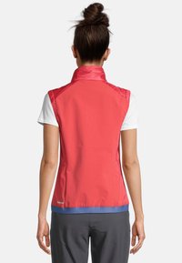 Ärmellose Weste in leuchtendem Pink mit hohem Kragen, die einen blauen Akzent am Saum aufweist, aus leichtem, strukturiertem Stoff gefertigt.